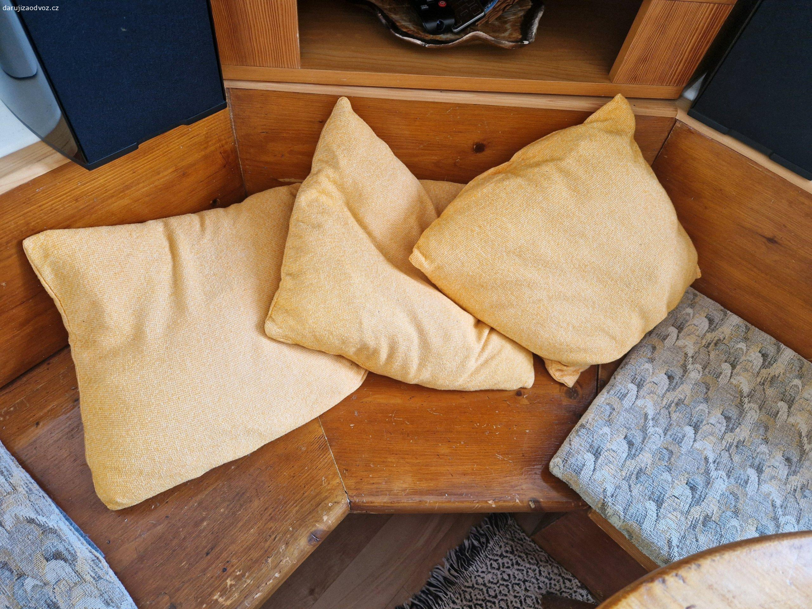 zavesy, polstarky. Za odvoz zavesy delka ca 160cm, male polstarky + povlaky, zavesy/zaclonky do kuchyne delka ca 60 a 90cm. Lety u Dobrichovic.