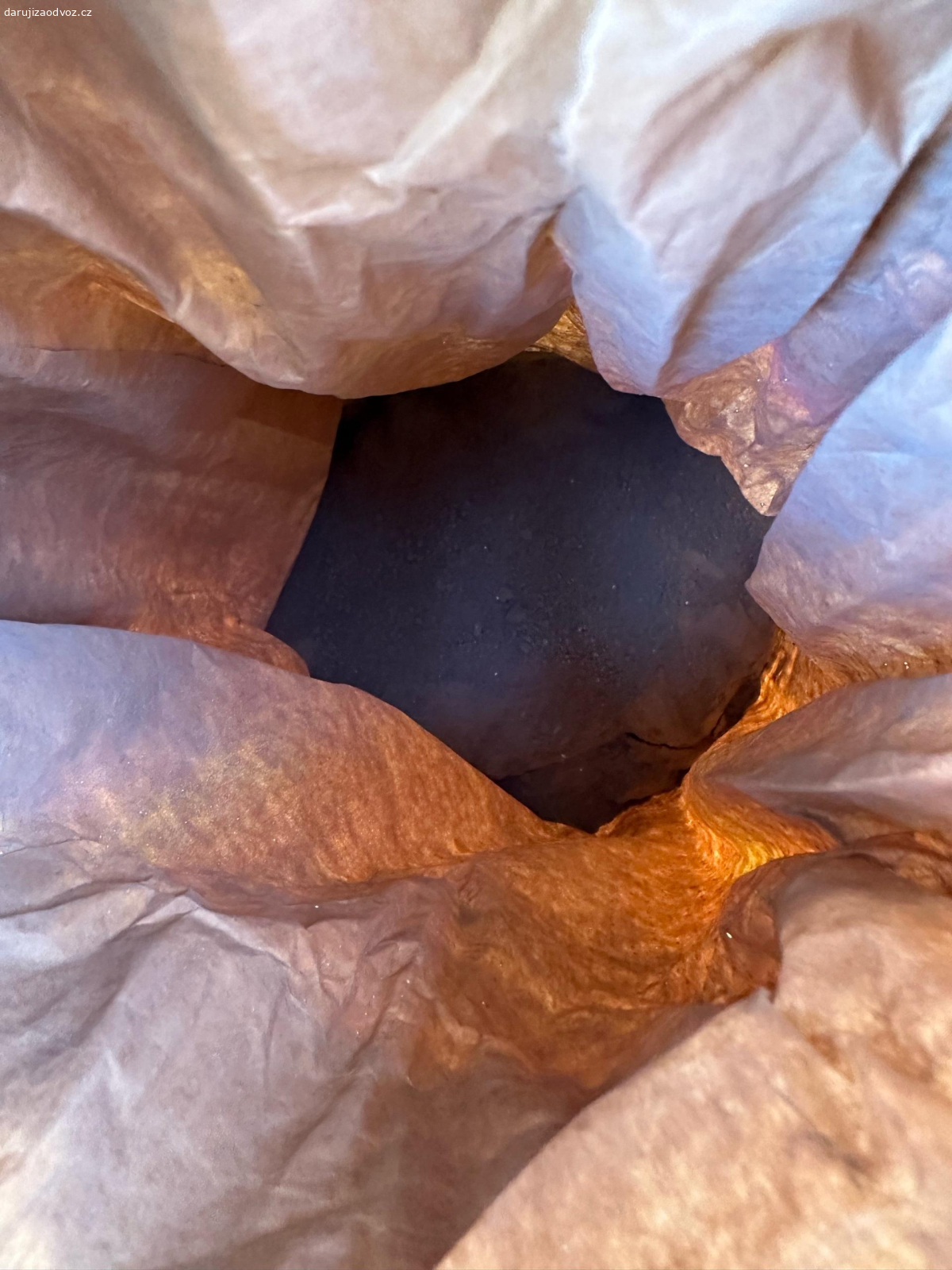 Zbytky lepidla. Zbylo nám trochu po opravě bytu