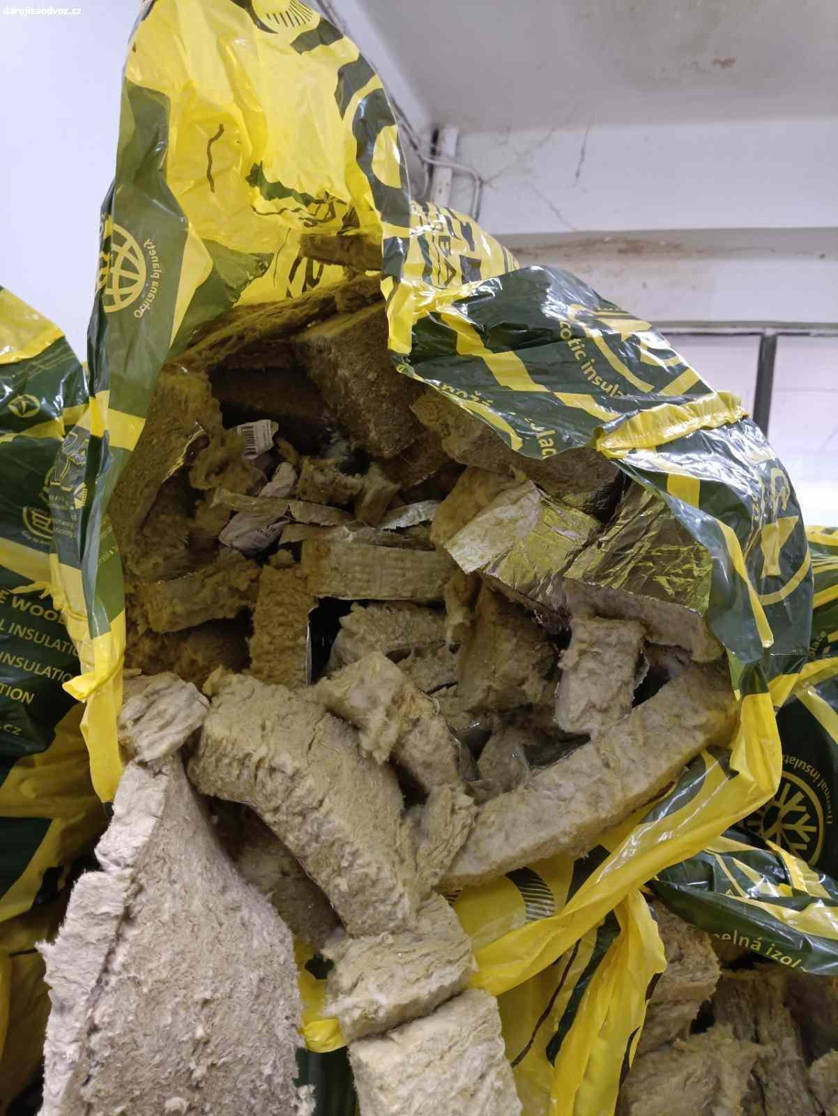 ZBYTKY MINERÁLNÍ VATY Z VÝROBY. !Znovu nahromaděné !
daruji minerální vatu v pytlích... škoda vyhazovat.
foto kde jsou bílé pytle je aktuální