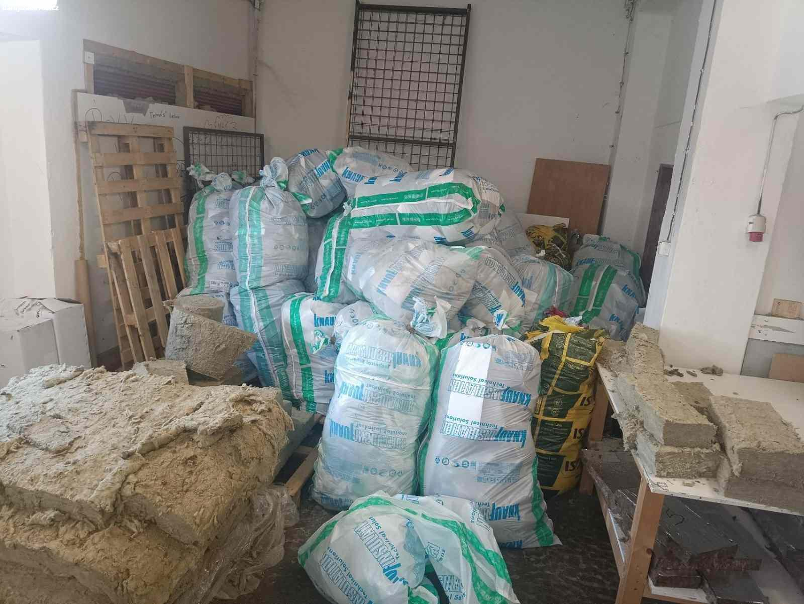 ZBYTKY MINERÁLNÍ VATY Z VÝROBY. !Znovu nahromaděné !
daruji minerální vatu v pytlích... škoda vyhazovat.
foto kde jsou bílé pytle je aktuální