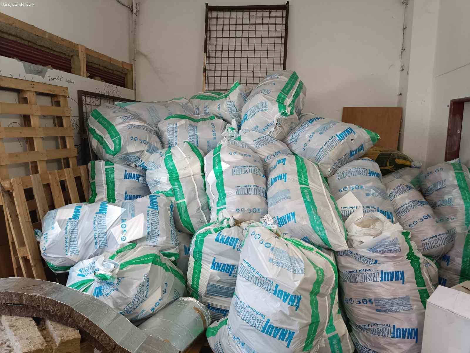 ZBYTKY MINERÁLNÍ VATY Z VÝROBY. !Znovu nahromaděné !
daruji minerální vatu v pytlích... škoda vyhazovat.
foto kde jsou bílé pytle je aktuální