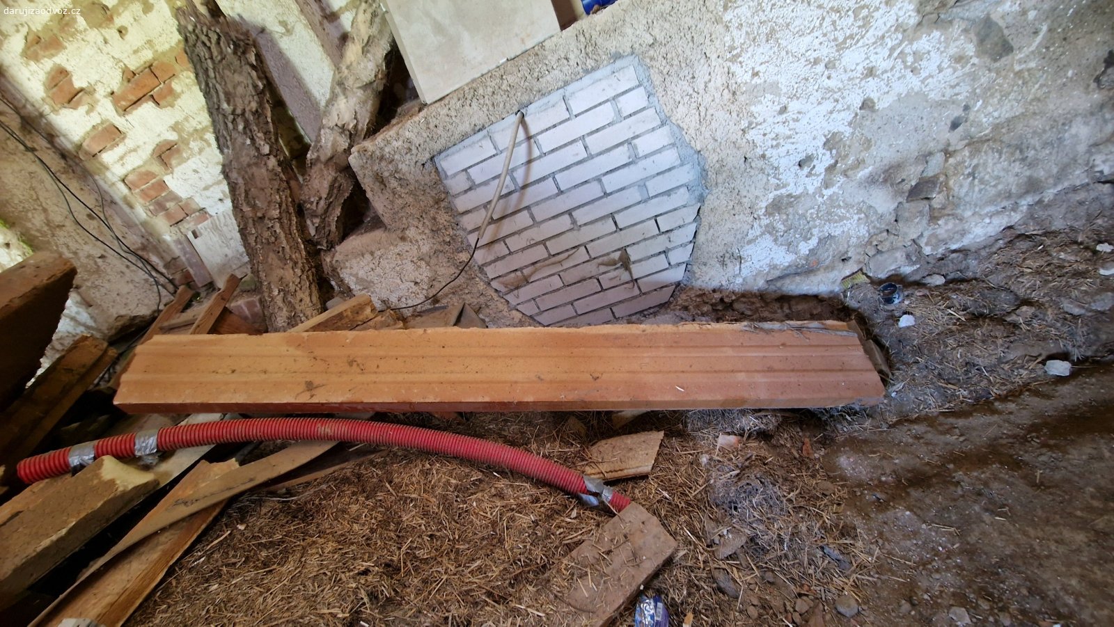 Zbytky PUR panelů. Odřezky a zbytky PUR panelů oloupané z plechu, tloušťka většinou 80 mm. Dohromady ohadem 10 m2.