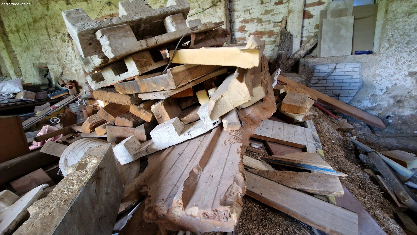 Zbytky PUR panelů. Odřezky a zbytky PUR panelů oloupané z plechu, tloušťka většinou 80 mm. Dohromady ohadem 10 m2.