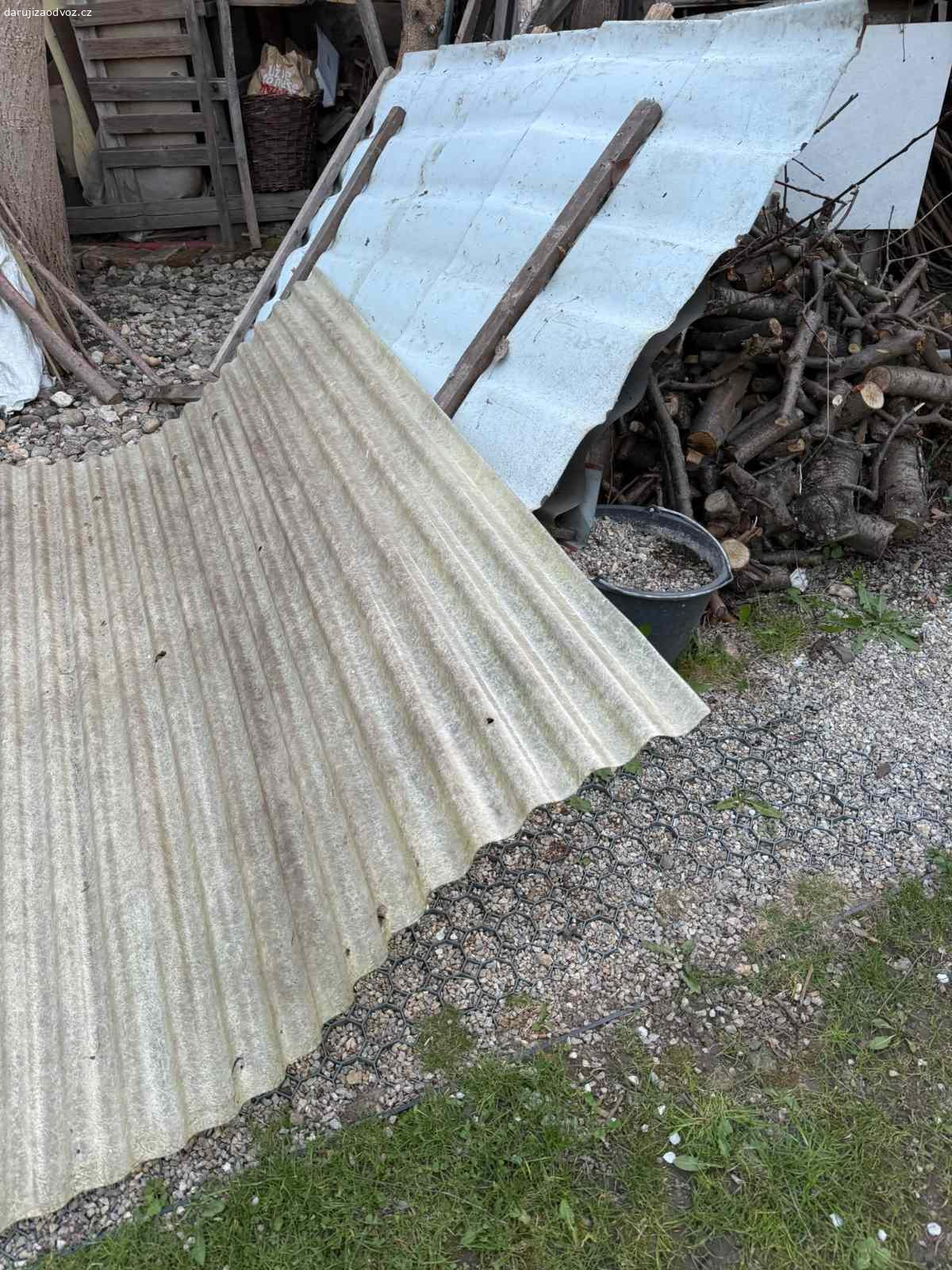 zbytky střešní krytiny. vhodné na zakrytí dřeva apod. - 4 kusy plechu cca 1*2m, 1 kus polykarbonátu 1,7*2 m