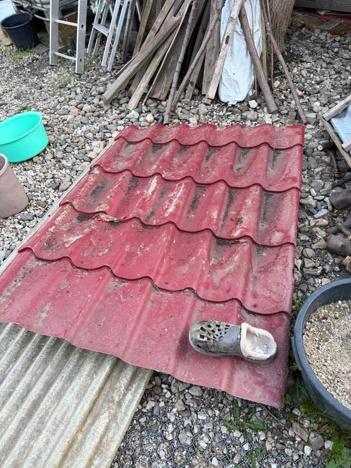 zbytky střešní krytiny. vhodné na zakrytí dřeva apod. - 4 kusy plechu cca 1*2m, 1 kus polykarbonátu 1,7*2 m