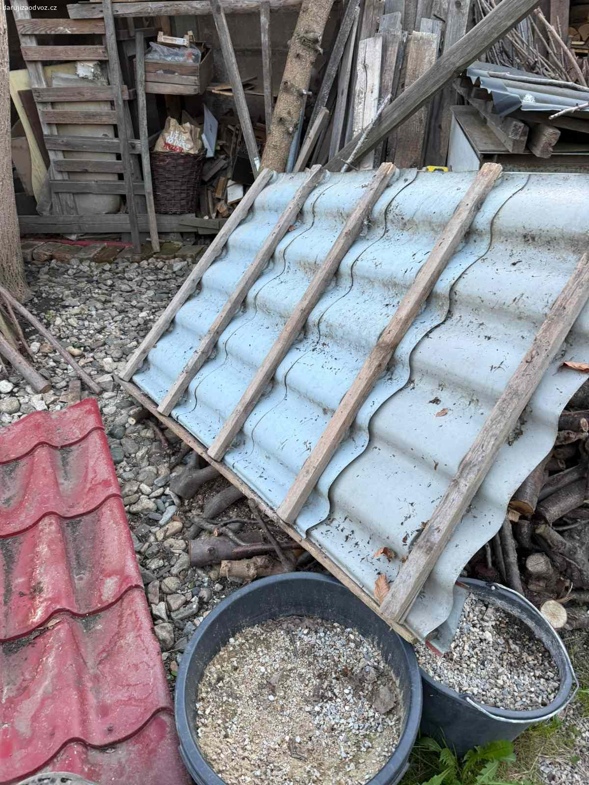 zbytky střešní krytiny. vhodné na zakrytí dřeva apod. - 4 kusy plechu cca 1*2m, 1 kus polykarbonátu 1,7*2 m