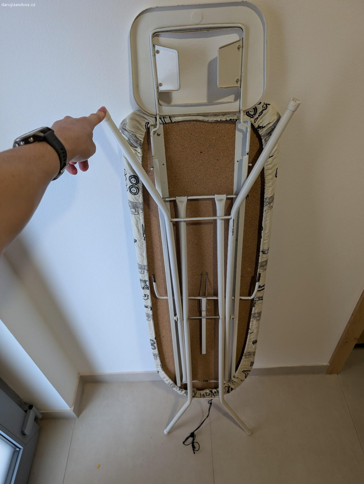 Žehlící prkno. Žehlící prkno s pevnou deskou je plně funkční, jen není vhodné pro naši novou parní stanici, proto doufáme, že ještě někomu dobře poslouží.