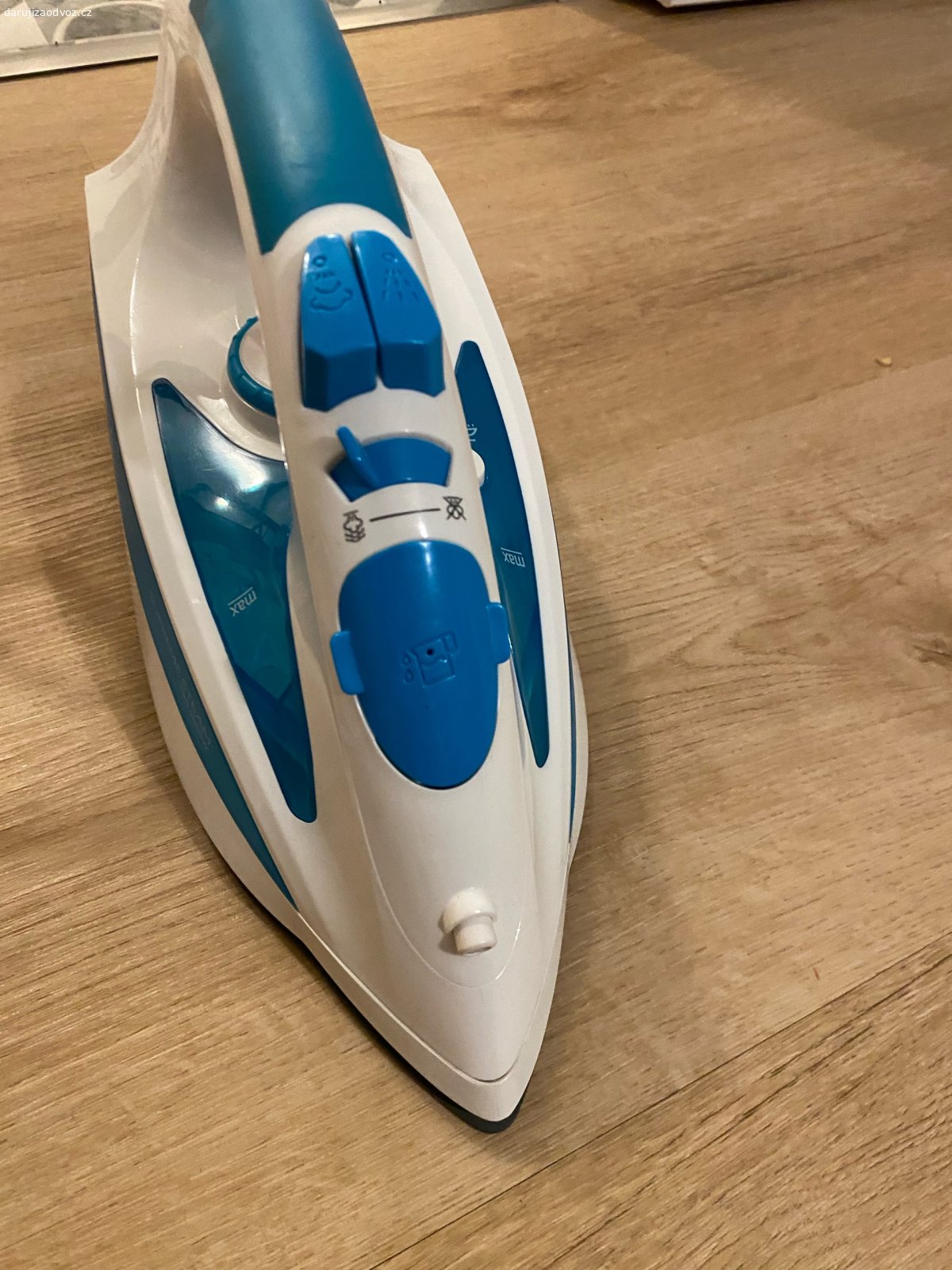 Žehlička Russell Hobbs. Používaná, už nemá takovou funkčnost žehlení jako nová, při napařování kape voda. Na občasné rychlé žehlení, erární nebo na chalupu dostačující.

Název: Supreme Steam Pro A Vapore, model 20562-56
Příkon: 2600 W
Napětí: 230 V
Frekvence: 50 Hz
Materiál žehlicí plochy: Keramika
Speciální funkce: Nastavitelná pára, extra parní ráz, vertikální pára, funkce samočištění, rukojeť Soft-Touch, funkce rozprašování vody, systém proti kapání, kontrolka teploty, nádržka na vodu 300 ml
Rozměry položky: 45 cm (délka) x 32,4 cm (šířka)
Hmotnost: 1,2 kg