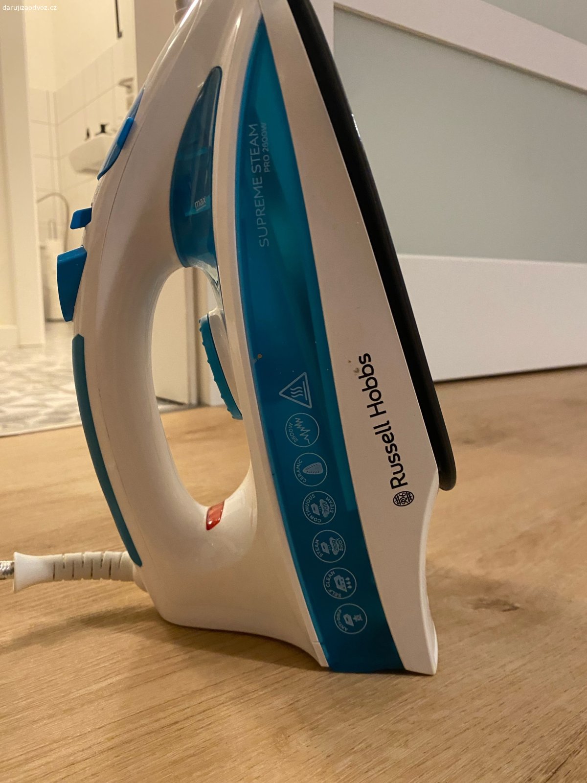 Žehlička Russell Hobbs. Používaná, už nemá takovou funkčnost žehlení jako nová, při napařování kape voda. Na občasné rychlé žehlení, erární nebo na chalupu dostačující.

Název: Supreme Steam Pro A Vapore, model 20562-56
Příkon: 2600 W
Napětí: 230 V
Frekvence: 50 Hz
Materiál žehlicí plochy: Keramika
Speciální funkce: Nastavitelná pára, extra parní ráz, vertikální pára, funkce samočištění, rukojeť Soft-Touch, funkce rozprašování vody, systém proti kapání, kontrolka teploty, nádržka na vodu 300 ml
Rozměry položky: 45 cm (délka) x 32,4 cm (šířka)
Hmotnost: 1,2 kg