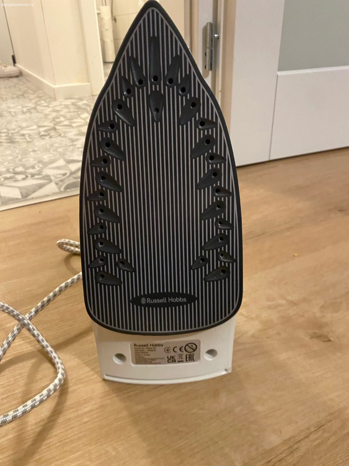 Žehlička Russell Hobbs. Používaná, už nemá takovou funkčnost žehlení jako nová, při napařování kape voda. Na občasné rychlé žehlení, erární nebo na chalupu dostačující.

Název: Supreme Steam Pro A Vapore, model 20562-56
Příkon: 2600 W
Napětí: 230 V
Frekvence: 50 Hz
Materiál žehlicí plochy: Keramika
Speciální funkce: Nastavitelná pára, extra parní ráz, vertikální pára, funkce samočištění, rukojeť Soft-Touch, funkce rozprašování vody, systém proti kapání, kontrolka teploty, nádržka na vodu 300 ml
Rozměry položky: 45 cm (délka) x 32,4 cm (šířka)
Hmotnost: 1,2 kg