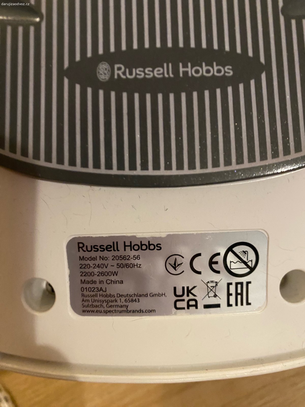 Žehlička Russell Hobbs. Používaná, už nemá takovou funkčnost žehlení jako nová, při napařování kape voda. Na občasné rychlé žehlení, erární nebo na chalupu dostačující.

Název: Supreme Steam Pro A Vapore, model 20562-56
Příkon: 2600 W
Napětí: 230 V
Frekvence: 50 Hz
Materiál žehlicí plochy: Keramika
Speciální funkce: Nastavitelná pára, extra parní ráz, vertikální pára, funkce samočištění, rukojeť Soft-Touch, funkce rozprašování vody, systém proti kapání, kontrolka teploty, nádržka na vodu 300 ml
Rozměry položky: 45 cm (délka) x 32,4 cm (šířka)
Hmotnost: 1,2 kg