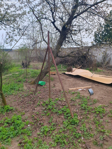 Železná konstrukce plotu, pletiva