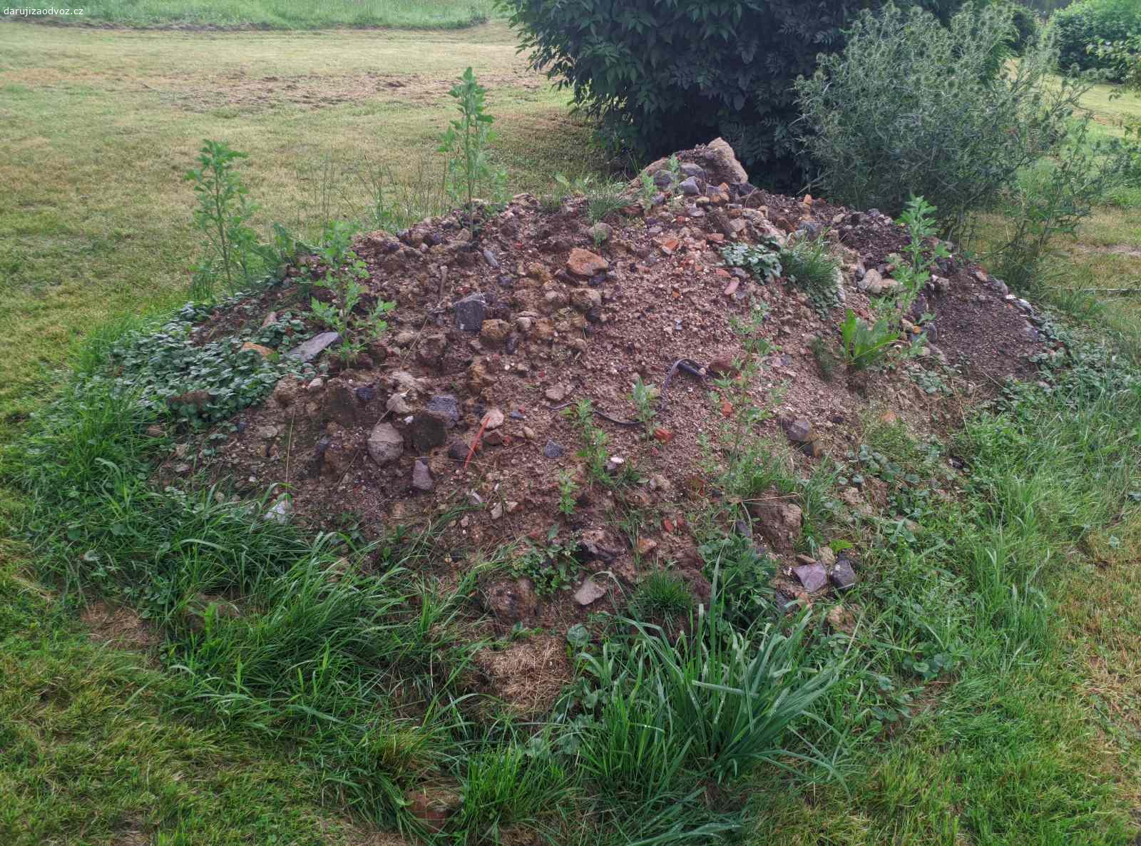 Zemina za odvoz. Daruji zeminu vybagrovanou před domem při budování nové příjezdové cesty. Zemina plná kamení, tudíž vhodná na zasypání nějaké díry nebo jako spodní vrstva při zarovnávání terénu.