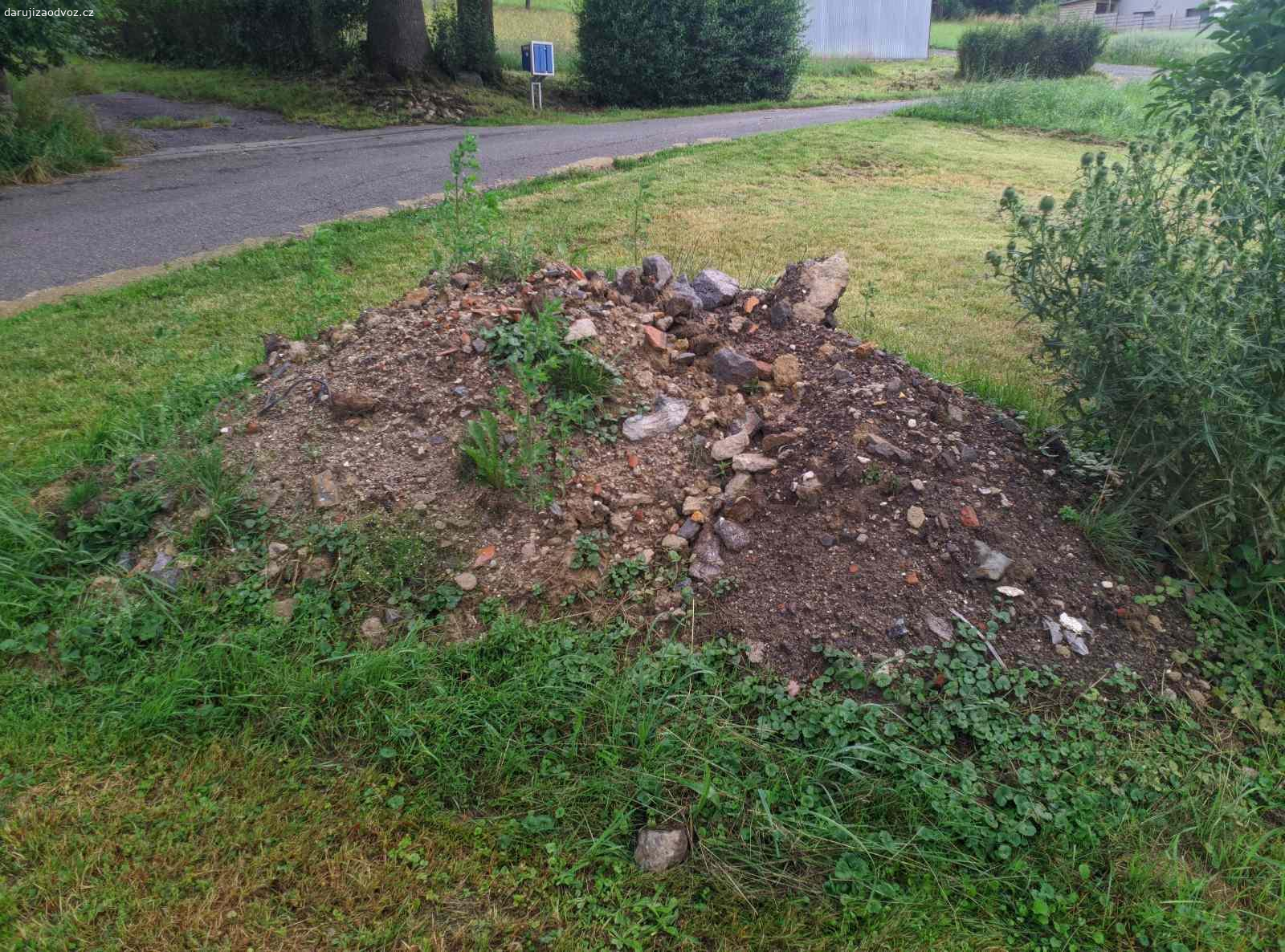 Zemina za odvoz. Daruji zeminu vybagrovanou před domem při budování nové příjezdové cesty. Zemina plná kamení, tudíž vhodná na zasypání nějaké díry nebo jako spodní vrstva při zarovnávání terénu.