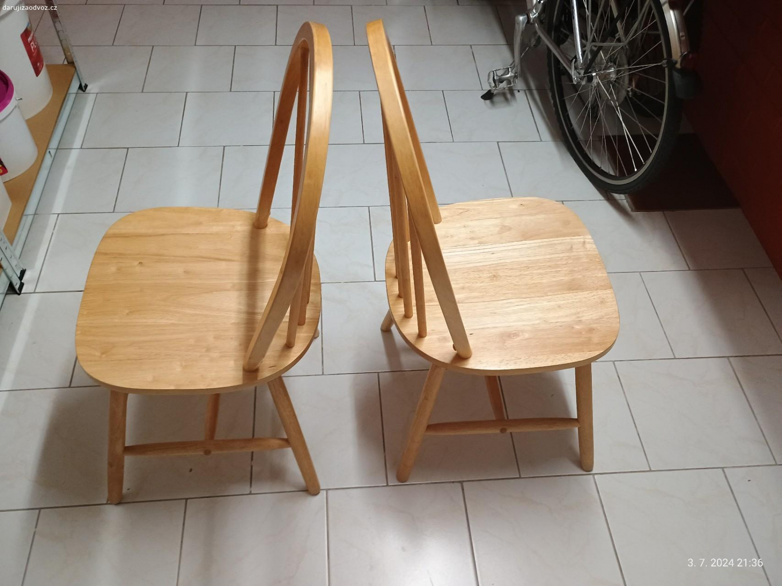 Židle 2ks. Daruji ZA ODVOZ 2ks dřevěných židlí. Zachovalý stav.
