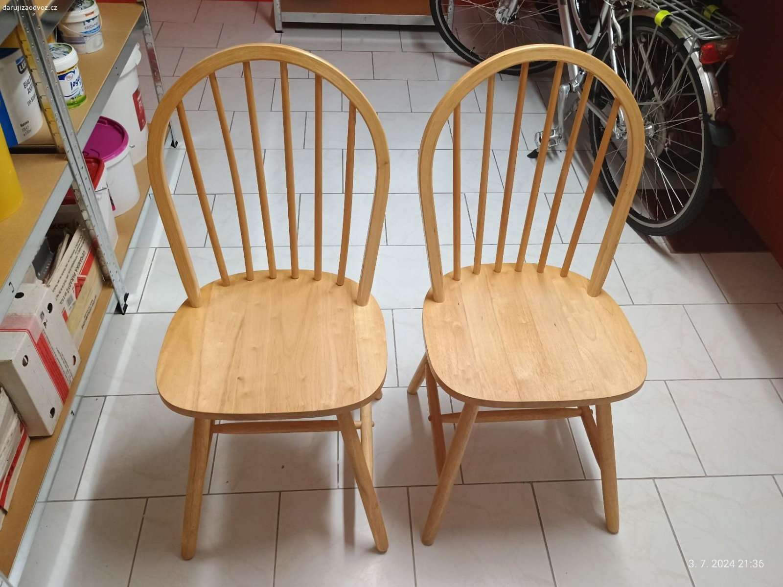 Židle 2ks. Daruji ZA ODVOZ 2ks dřevěných židlí. Zachovalý stav.