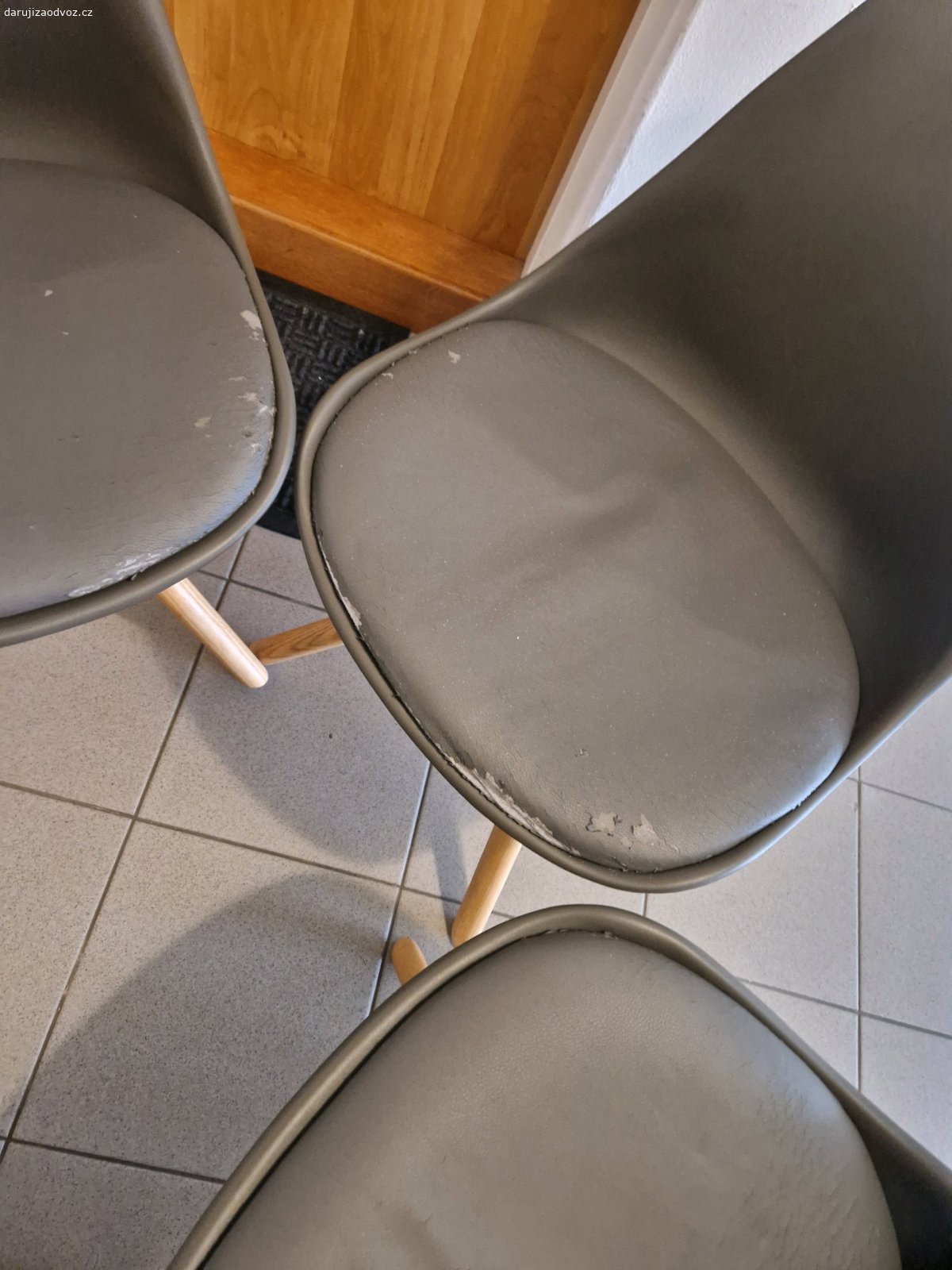 Židle do jídelny. Daruji za odvoz židle vhodné např. k jídelníčku stolu. Celkem 4 kusy, stav viz foto (dvě v pořádku, u dvou je ošoupaný koženkový potah). Stále funkční a pohodlné.