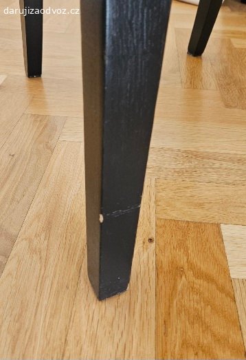 Židle Ikea Henriksdal (6ks). Daruji za odvoz používané židle z Ikey (typ Henriksdal) - 6ks.

Už mají něco za sebou, polstrování už je trochu prosezené, ale rozviklané nejsou.
Konstrukce je dřevěná, nohy v hnědočerné barvě s lokálními oděrkami (viz foto).
Potahy jsou světlé. Snímatelné, pratelné. Na některých rozích je potah natržen (viz foto).

Osobní odběr Praha 4 - Podolí.