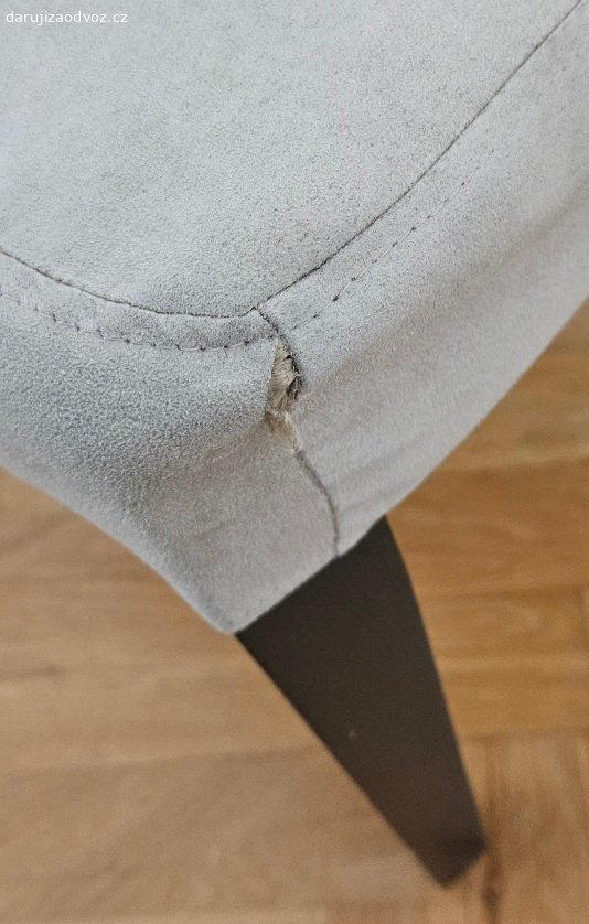 Židle Ikea Henriksdal (6ks). Daruji za odvoz používané židle z Ikey (typ Henriksdal) - 6ks.

Už mají něco za sebou, polstrování už je trochu prosezené, ale rozviklané nejsou.
Konstrukce je dřevěná, nohy v hnědočerné barvě s lokálními oděrkami (viz foto).
Potahy jsou světlé. Snímatelné, pratelné. Na některých rozích je potah natržen (viz foto).

Osobní odběr Praha 4 - Podolí.