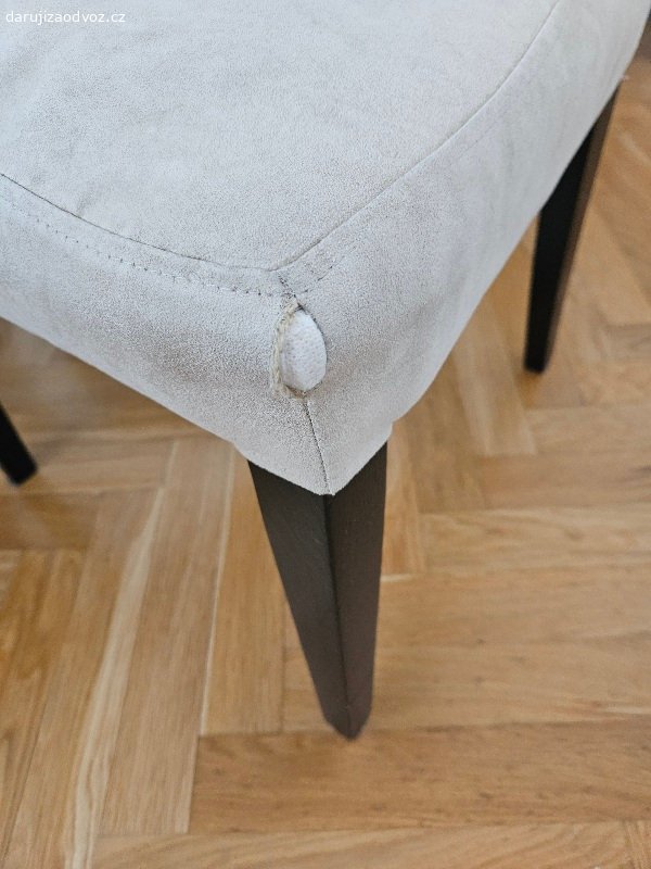 Židle Ikea Henriksdal (6ks). Daruji za odvoz používané židle z Ikey (typ Henriksdal) - 6ks.

Už mají něco za sebou, polstrování už je trochu prosezené, ale rozviklané nejsou.
Konstrukce je dřevěná, nohy v hnědočerné barvě s lokálními oděrkami (viz foto).
Potahy jsou světlé. Snímatelné, pratelné. Na některých rozích je potah natržen (viz foto).

Osobní odběr Praha 4 - Podolí.