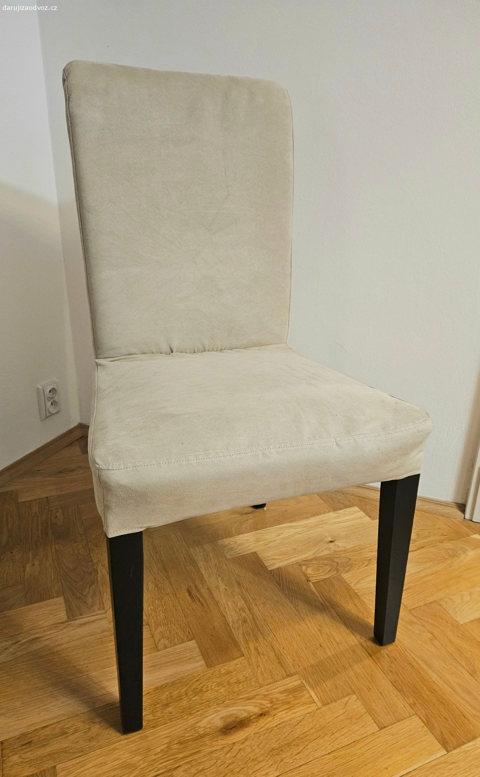 Židle Ikea Henriksdal (6ks). Daruji za odvoz používané židle z Ikey (typ Henriksdal) - 6ks.

Už mají něco za sebou, polstrování už je trochu prosezené, ale rozviklané nejsou.
Konstrukce je dřevěná, nohy v hnědočerné barvě s lokálními oděrkami (viz foto).
Potahy jsou světlé. Snímatelné, pratelné. Na některých rozích je potah natržen (viz foto).

Osobní odběr Praha 4 - Podolí.