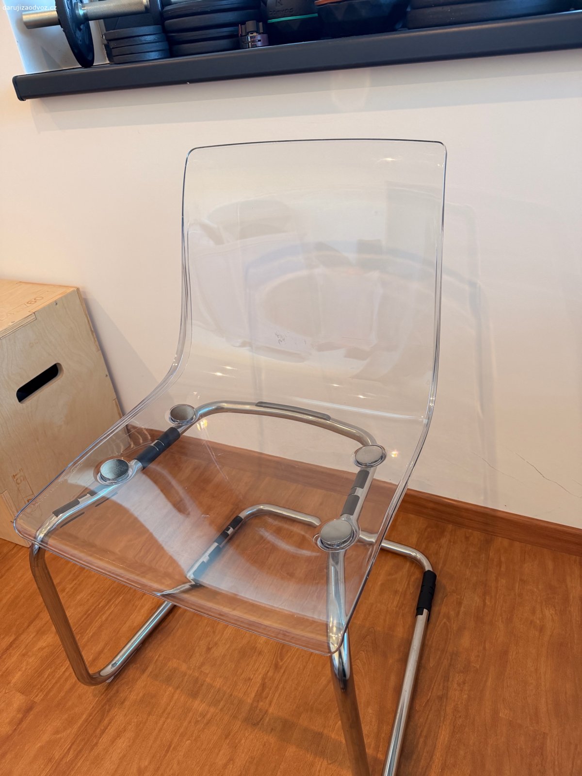 židle ikea. 1x židle z ikea. Pouze uskladněna, však přímo z obchodu malinko podařená. Vizuálně málo napadne skrz průsvitnost.