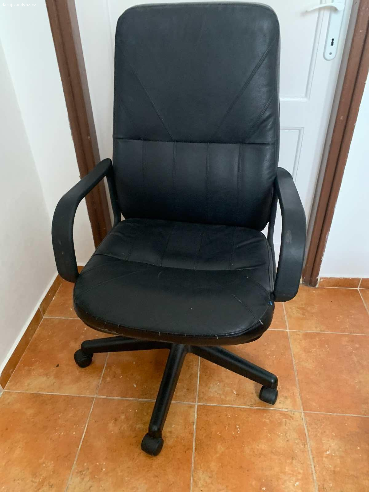 židle k psacímu stolu na kolečkách. Židle je v pořádku, jen cvaká když se na ní člověk zakloní. Drobné oděrky ze spodu, na první pohled není vidět.