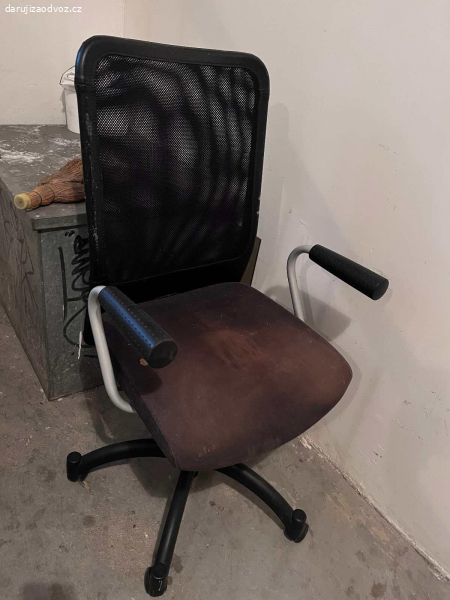 Židle kancelarska. Daruji kancelářskou židli.
Nevím v jakem je stavu, ale vypadá funkčně.