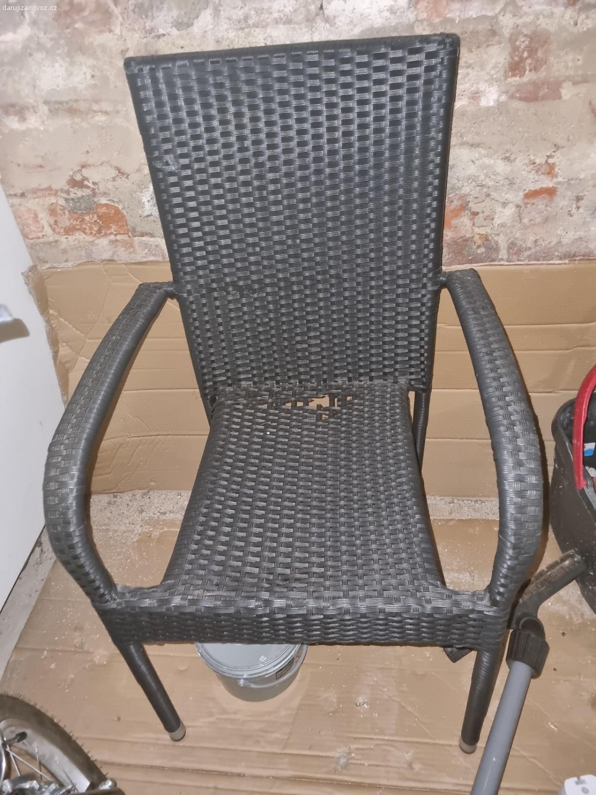 Židle. Lehce poškozená