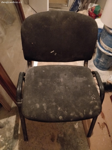Židle. Špinavá, ale není potrhaná, plesnivá ani zkroucená.