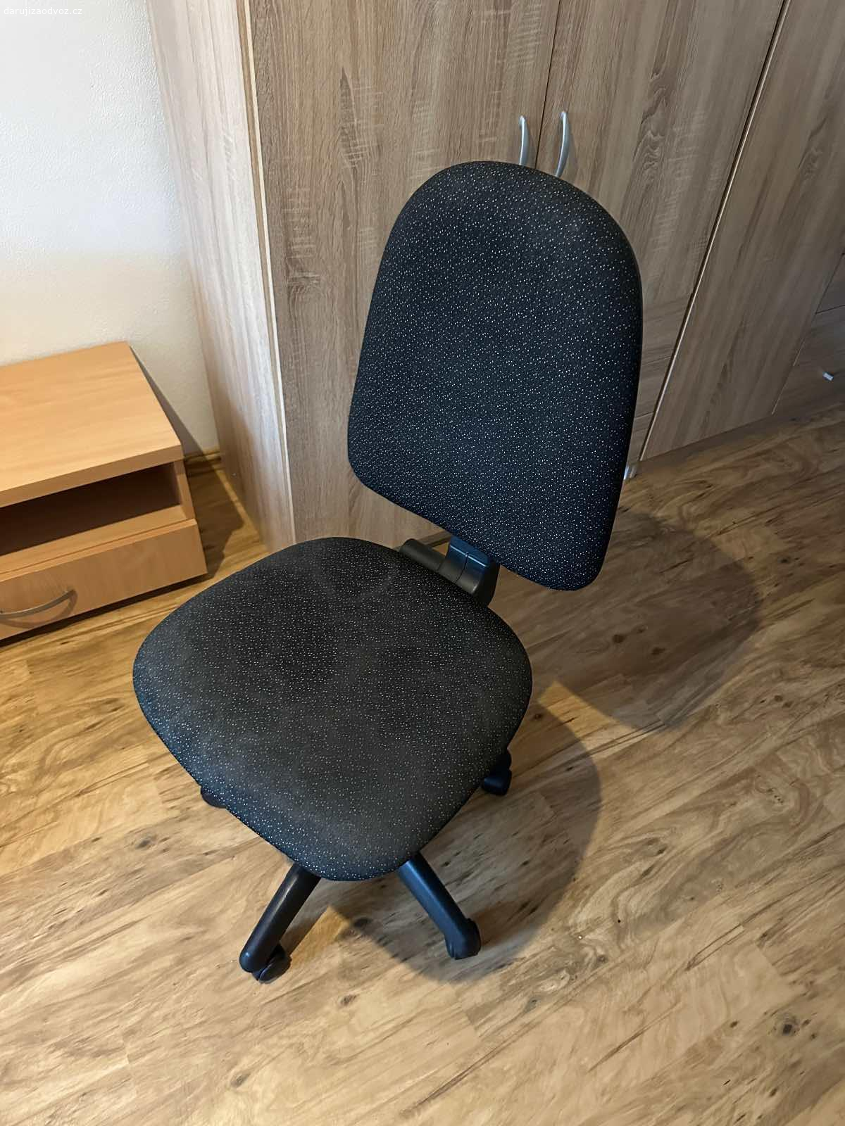 Židle. Daruji kancelářskou židli nebo do dětského pokoje.