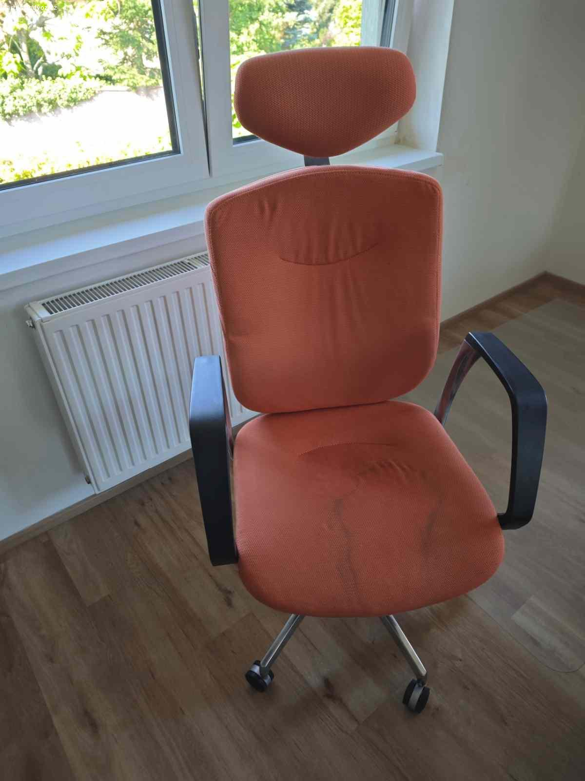 Židle. Kancelářská židle, pohodlná i pro větší postavu. Všechno funkční.