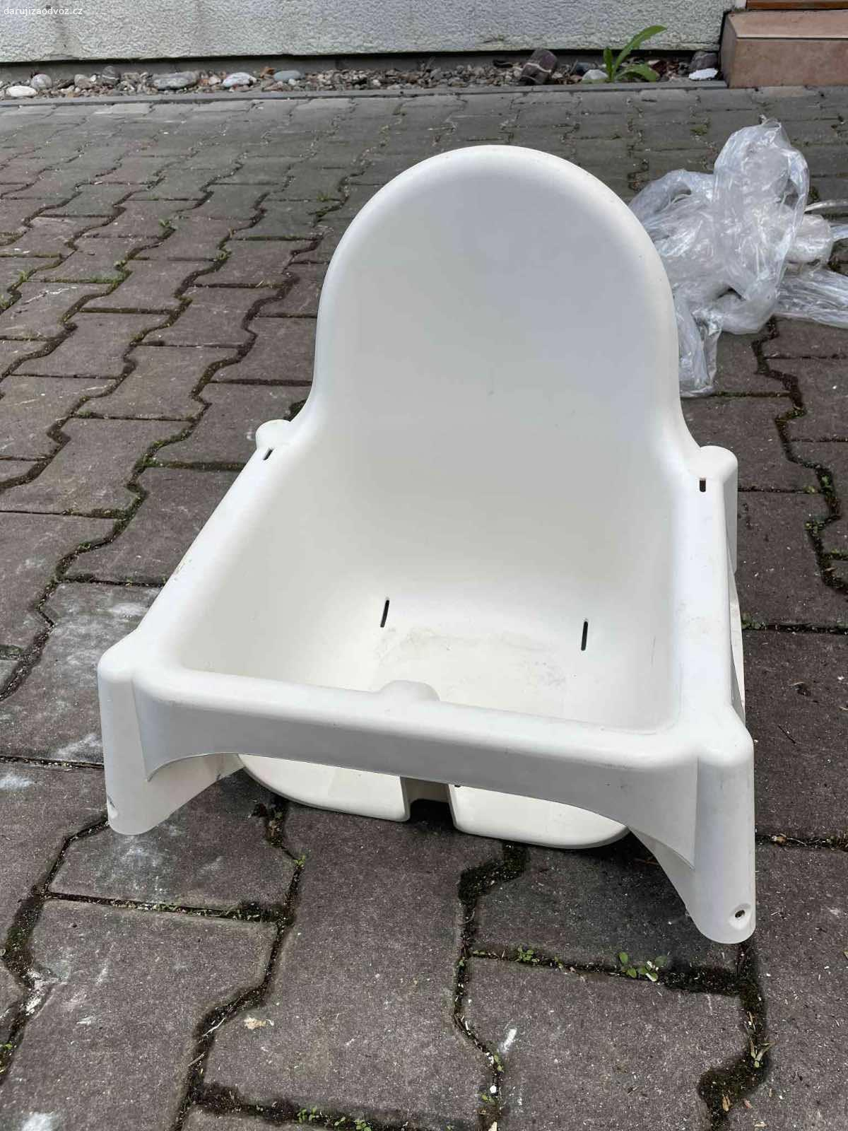 Zidlicka ikea. Pouzita, ale funkcni, k dispozici i nafukovaci vlozka pro mensi deti.