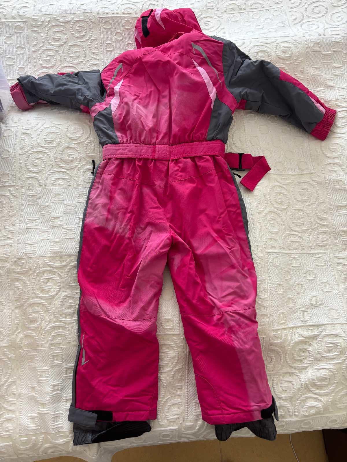 Zimní kombinéza. Zimní kombinéza 104-110 cm. Po dvou dětech. Kombinéza je vyšisovaná od sluníčka a nerovnoměrně barevná.