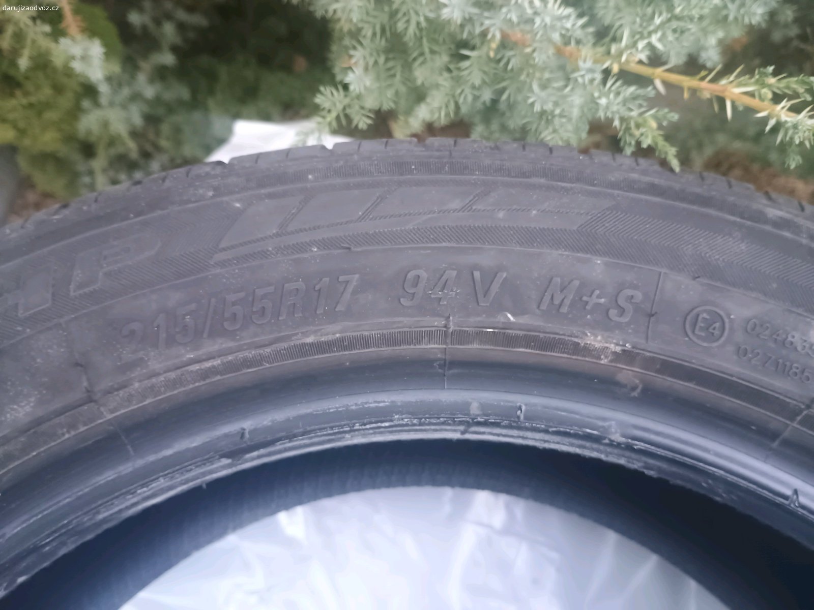 zimní pneu, bez alpského symbolu. zimní pneu, bez alpského symbolu 215/55/17 maxxis najeto asi 500km cca 2 roky staré. jako nové.