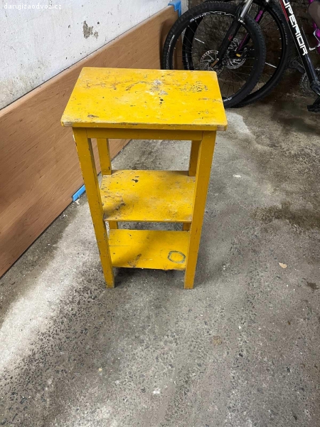 Žlutý stolek. Žlutý stolek s poličkou