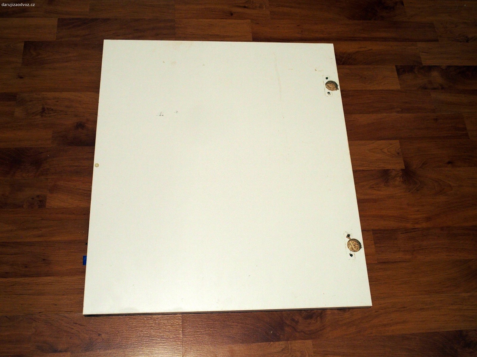 Zrcadlo (dveře koupelnové skříňky). Daruji za odvoz (Kuršova, Brno-Bystrc) zrcadlo --- dveře koupelnové skříňky 50 x 57.5 cm.

Značkový výrobce, přesto nebyla úplně dobře chráněná proti vodě, takže se lehounce odchlipuje, resp. rozlepuje olep té dřevotřísky, ale na fotce by to ani nevyniklo a při čelním pohledu to vůbec není vidět --- píšu to jen proto, že se to kvůli tomu nehodí na místo, kde na to bude stříkat voda, protože by se to asi rozjíždělo čím dál víc.
