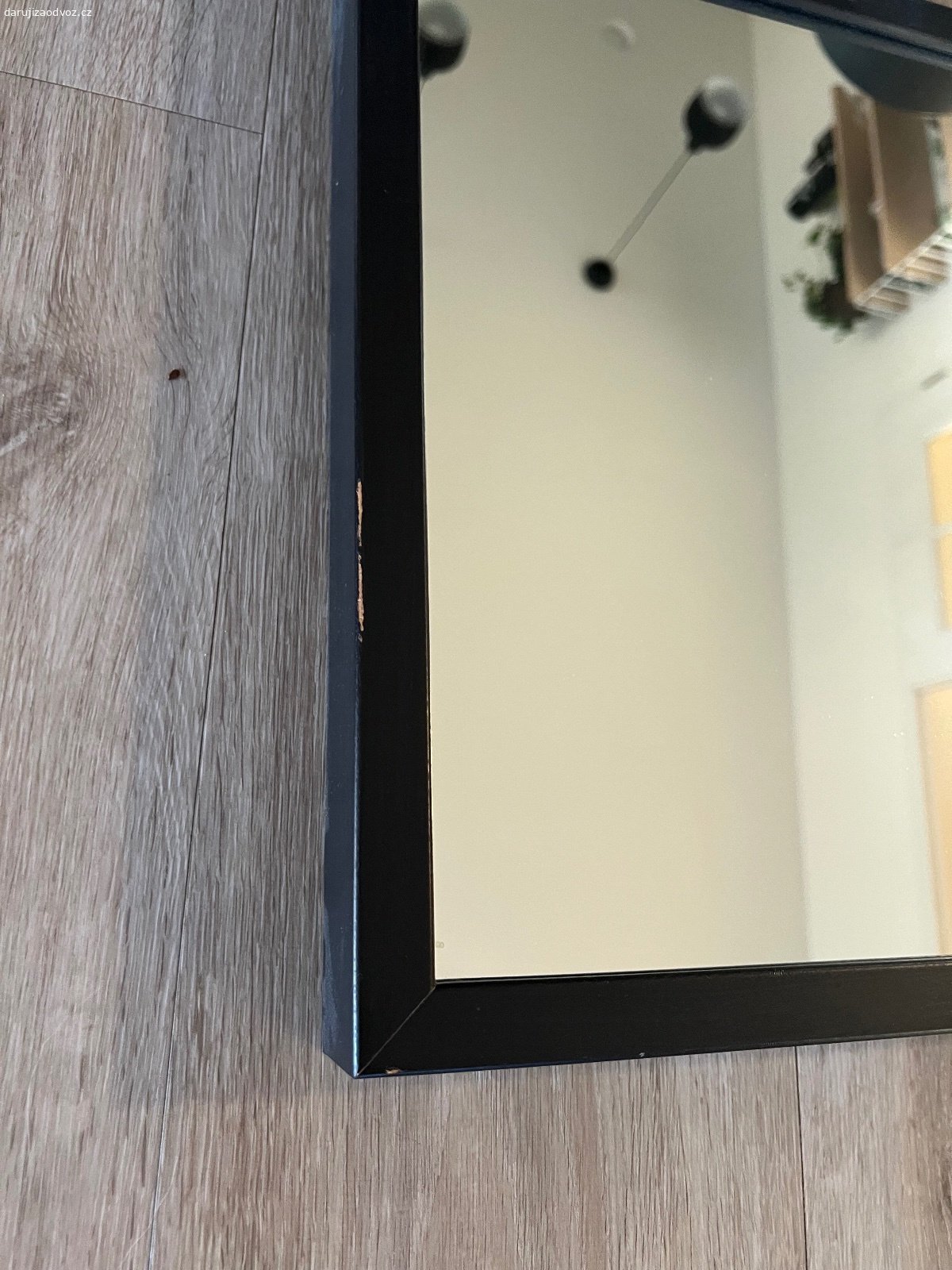 Zrcadlo IKEA 160x40cm. Daruji zrcadlo IKEA 140x40 cm. Z blízka jsou na rámu vidět drobné škrábance a slečny.