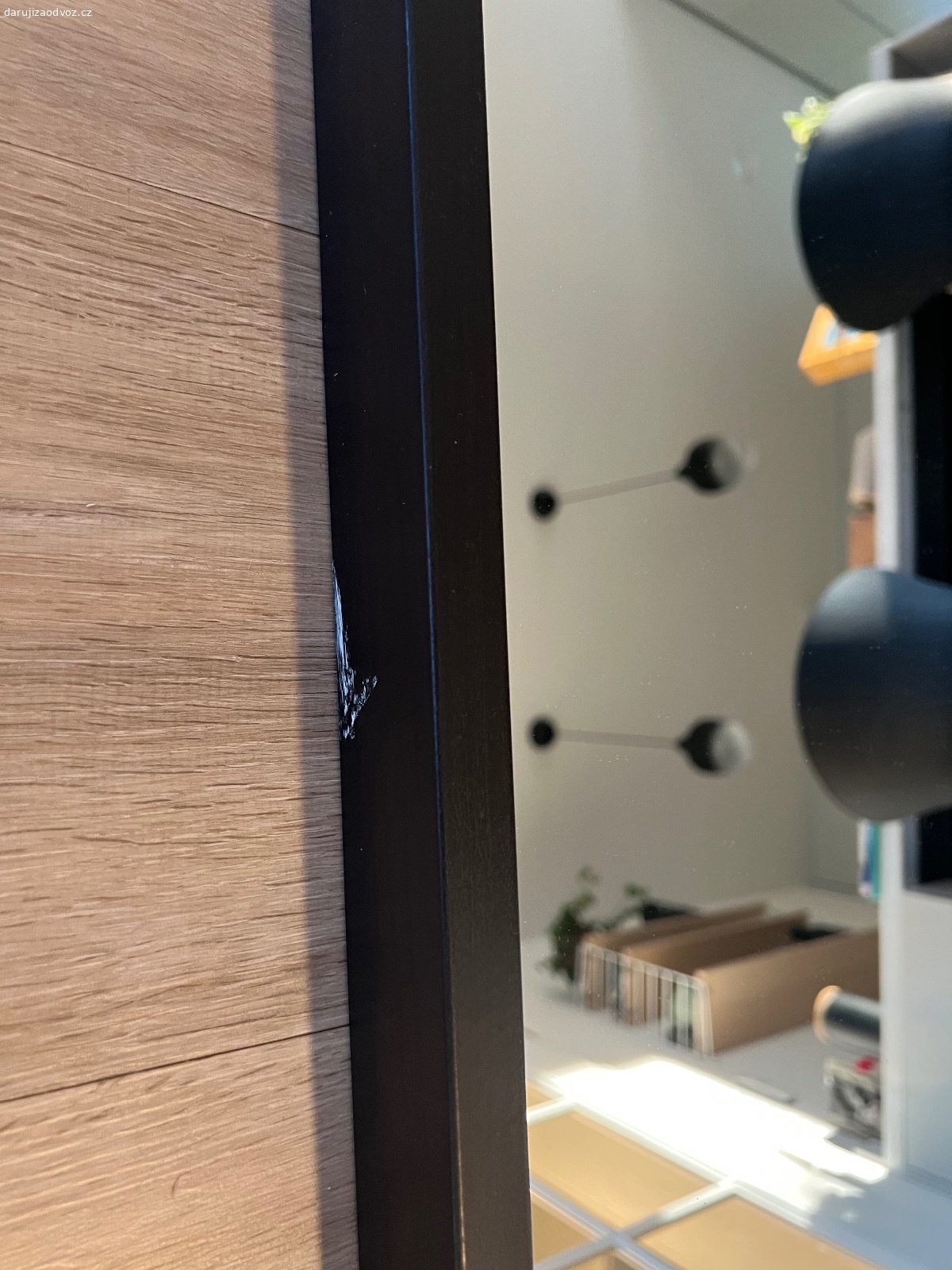 Zrcadlo IKEA 160x40cm. Daruji zrcadlo IKEA 140x40 cm. Z blízka jsou na rámu vidět drobné škrábance a slečny.