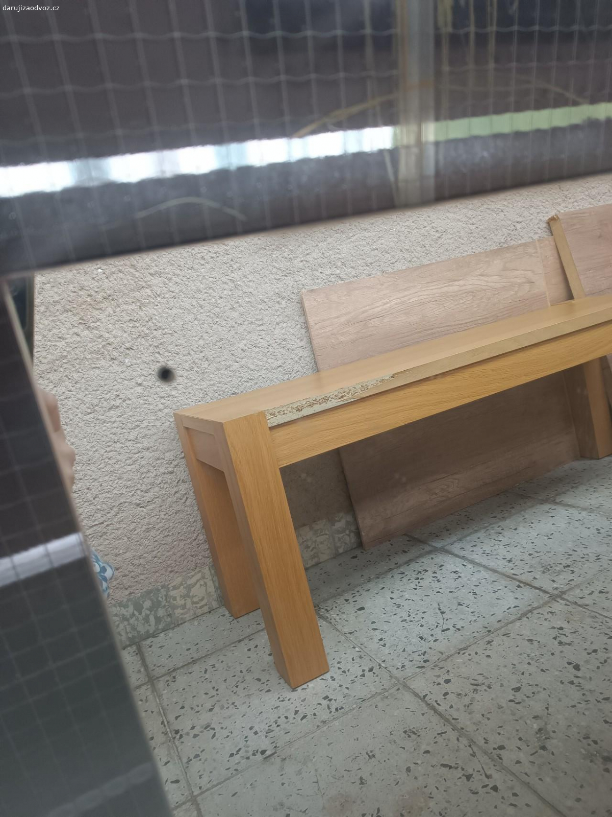 Zrcadlo. Dobrý den, nabízím zrcadlo, 135cm x 61,5 cm. dvě díry viz foto. Ovoce pro dceru potěší,ale není podmínkou. Čelákovice