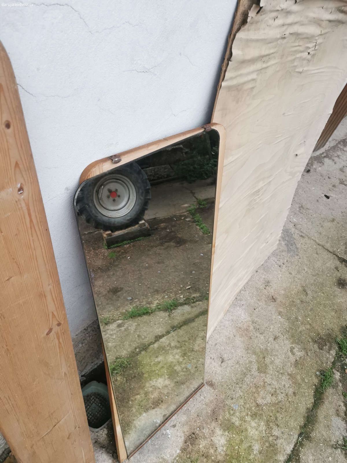 Zrcadlo. Odhadem asi 150 cm. Konstrukce rozbitá, zrcadlo v pořádku
Odvoz nejlépe v pátek 25.9.