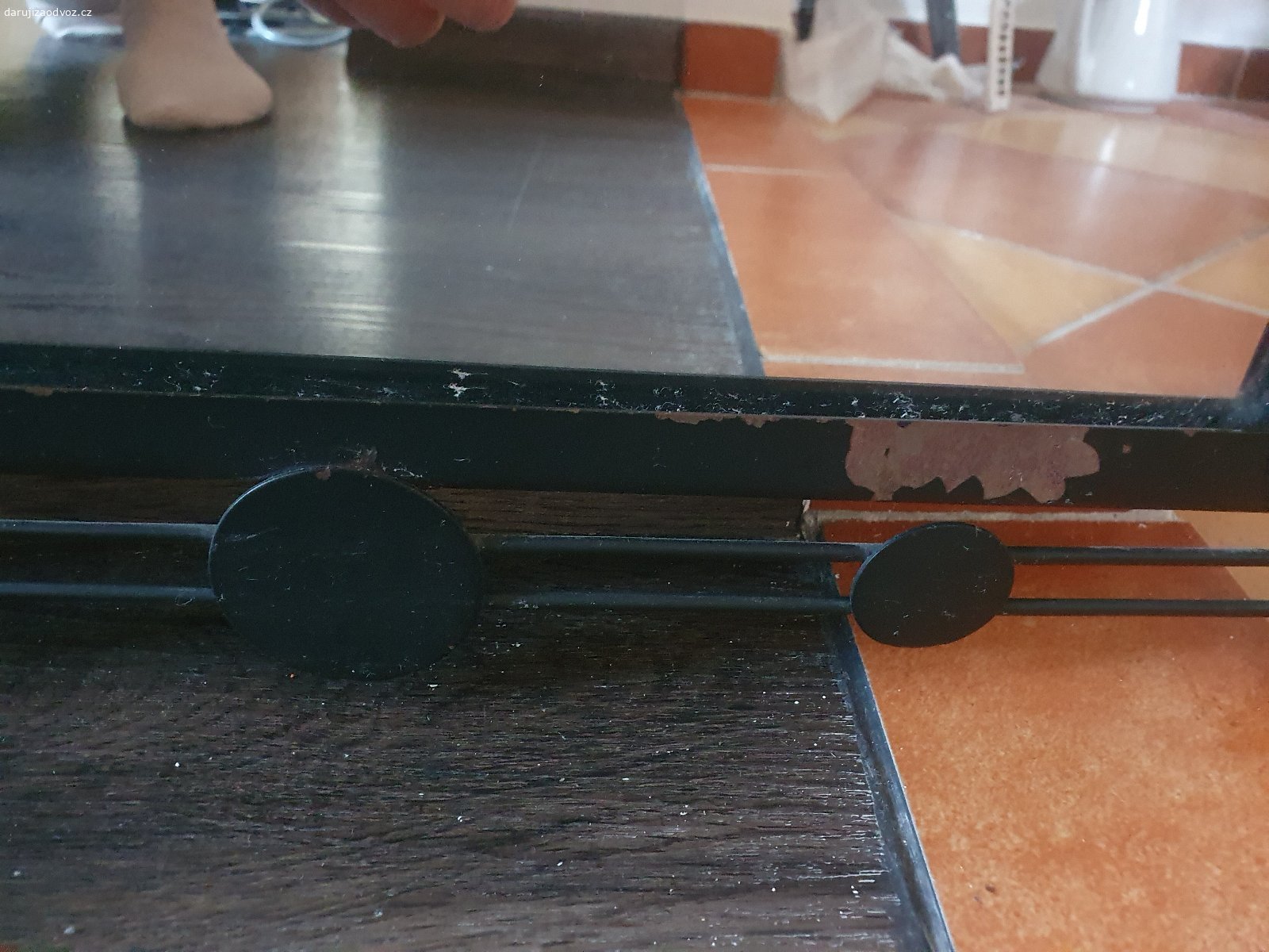 Zrcadlo. Zrcadlo výška 65 cm, šířka 42 cm (i s ramem). Na spodním rámu bude nutná oprava barvy (viz foto).