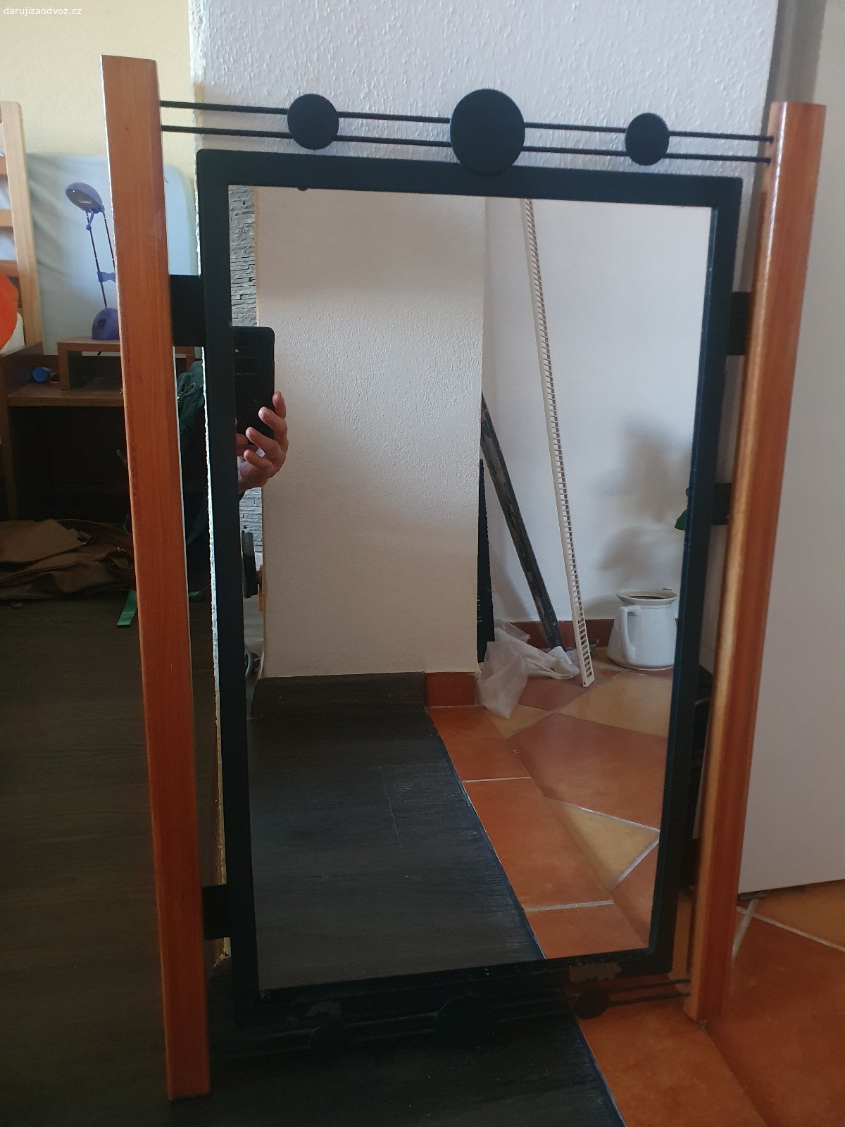 Zrcadlo. Zrcadlo výška 65 cm, šířka 42 cm (i s ramem). Na spodním rámu bude nutná oprava barvy (viz foto).
